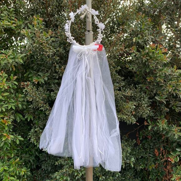 David’s Bridal Flower Girl/ Jr Bridesmaid Dress with Veil - Picture 7 of 14
